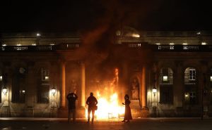 Protesti u Francuskoj izmakli kontroli: U nemirima zapaljena zgrada gradske skupštine