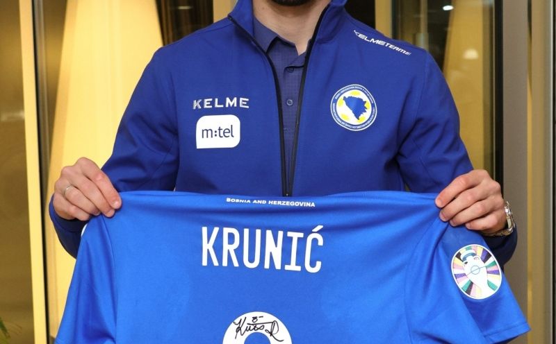 Lijep gest zvijezde sinoćnje utakmice: Rade Krunić stavio dres na humanitarnu aukciiju
