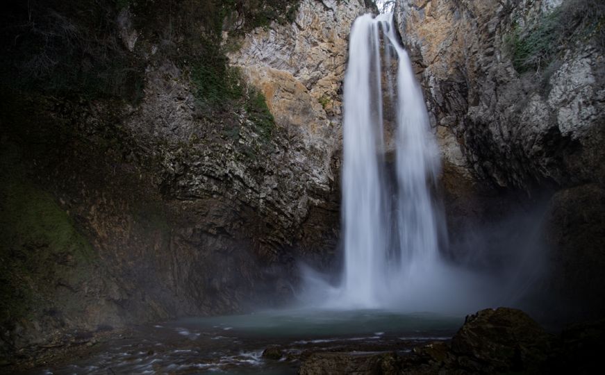 Jedinstven prizor "lomljenja" vode o stijenu: Vodopad Blihe prirodni dragulj Sanskog Mosta i BiH