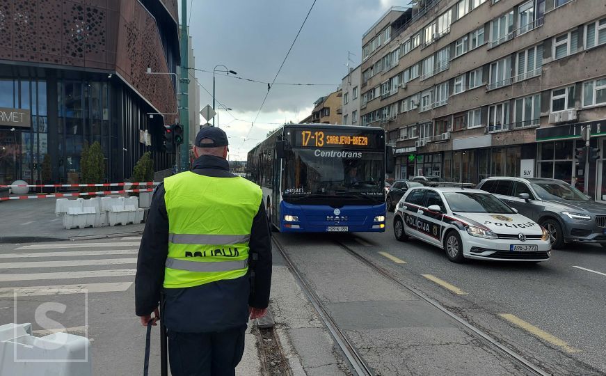 Saobraćajna nesreća u centru Sarajeva: U padu motocikla povrijeđene dvije osobe