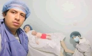 Kolumbijac koji je zaručio lutku objavio 'rođenje' njihovog trećeg djeteta