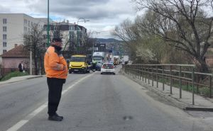Nesreća kod Sarajeva: Vozilom se 'zakucao' u zaštitnu ogradu, gužve u saobraćaju