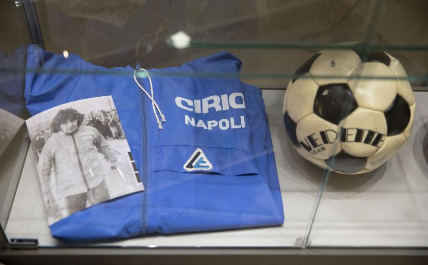 Izložba stvari argentinske fudbalske legende Diega Armanda Maradone u Italiji