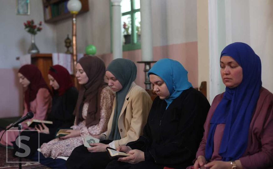 Ramazanski duh Sarajeva: Tradicionalno učenje ženske mukabele u Hadžijskoj džamiji