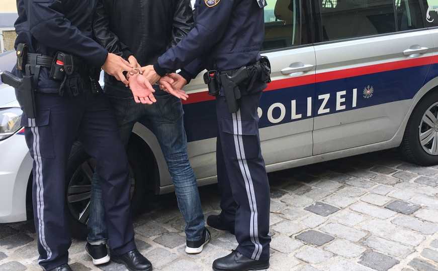 U Beču uhapšen diler (21) porijeklom iz BiH: Policija ga zatekla na djelu, pokušao je pobjeći