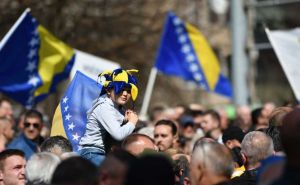 UŽIVO: Suad Đozić građanima ispred OHR-a poručila '"Bijemo presudnu bitku za državu!'