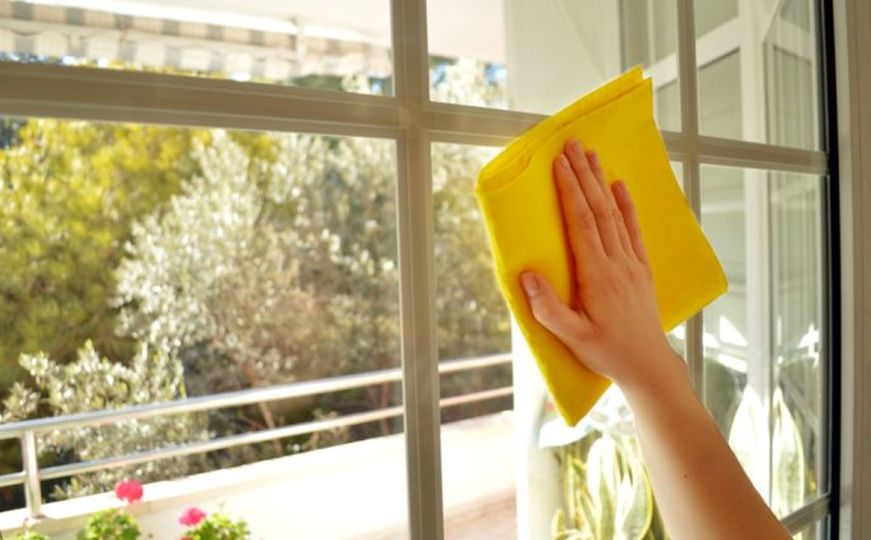 Bez mrlja i tragova brisanja: Evo kako možete oprati fiksne prozore bez da izlazite iz stana
