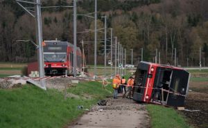Policija ne zna šta je uzrok nesrećama: Više povrijeđenih u izlijetanju dva vlaka u Švicarskoj
