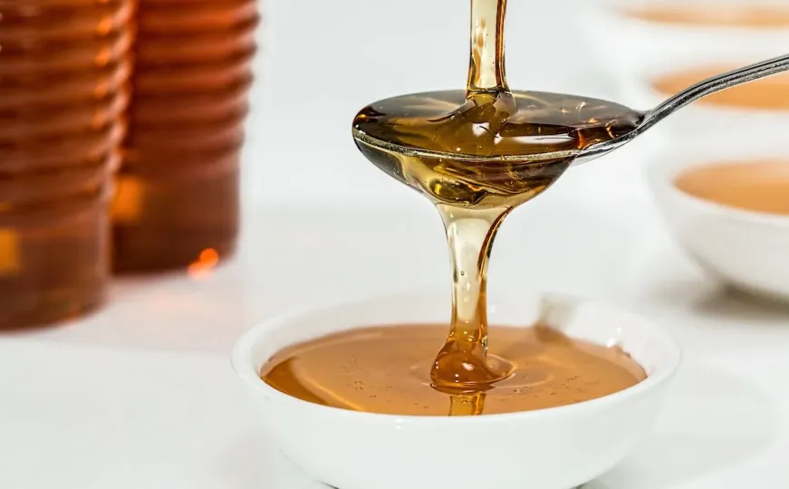 Mit ili istina: Treba li med jesti samo drvenom kašikom?