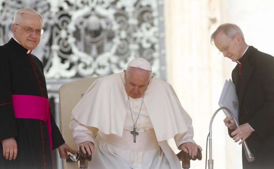 Uz šaljivu opasku "još uvijek sam živ", papa Franjo izašao iz bolnice