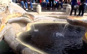 Šta se događa u Rimu: Aktivisti zacrnili vodu u Fontani di Trevi