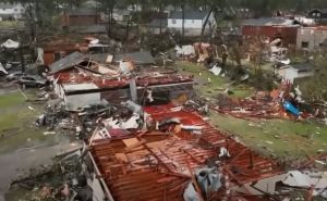 U SAD-u zabilježeno više od 60 tornada, poginulo najmanje 26 osoba
