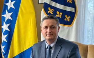 Denis Bećirović: "Notorna je laž da sam sa zida skinuo portret Alije Izetbegovića"