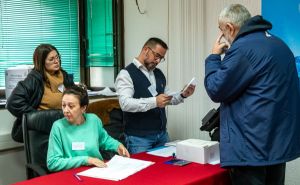 Incident u Podgorici: Muškarac nasrnuo na birački odbor, intervenisala i policija