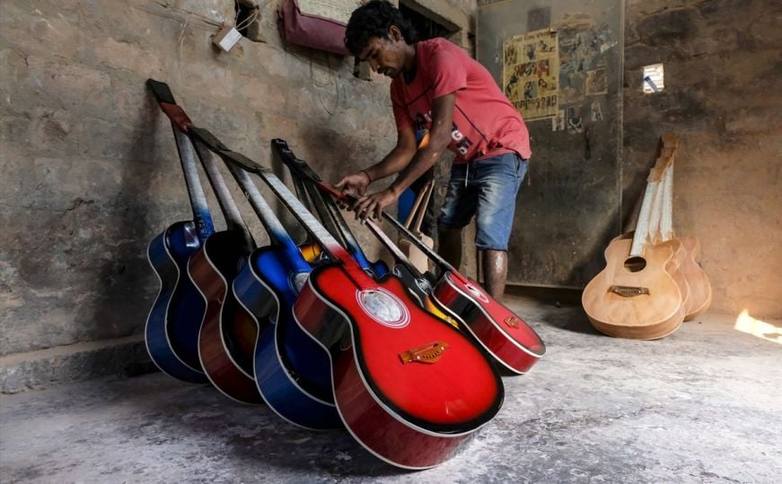 Omiljeni žičani instrument: Pogledajte kako se gitare izrađuju u Indiji