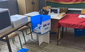 Niz nepravilnosti na izborima u Crnoj Gori: Polomljena glasačka kutija, kupovina glasova...