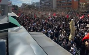 Veliki broj ljudi na ulicama Prištine: Građani Kosova pružaju podršku Hashimu Thaciju