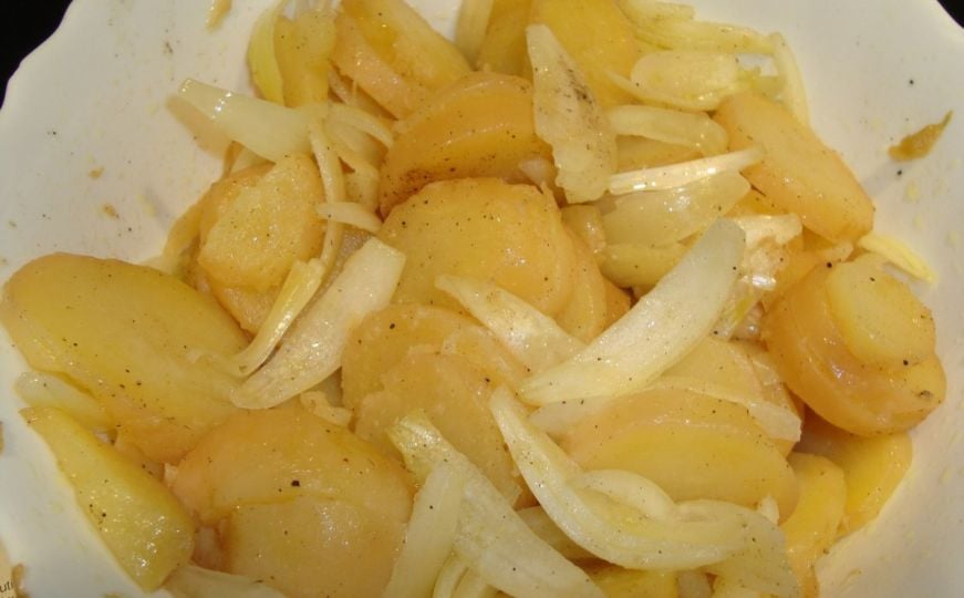 Neće se raspadati i pretvarati u pire: Ovako se pravi krompir salata - mnogi prave iste greške
