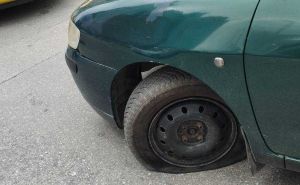 Vandalizam na djelu: Nepoznata osoba buši gume na automobilima u Sarajevu