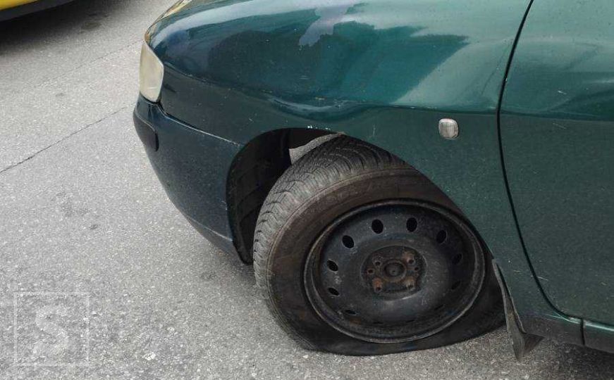 Vandalizam na djelu: Nepoznata osoba buši gume na automobilima u Sarajevu