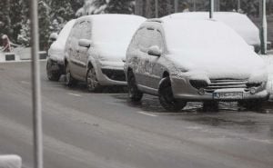 Snijeg napravio probleme vozačima širom BiH: Na pojedinim dionicama obustavljen saobraćaj