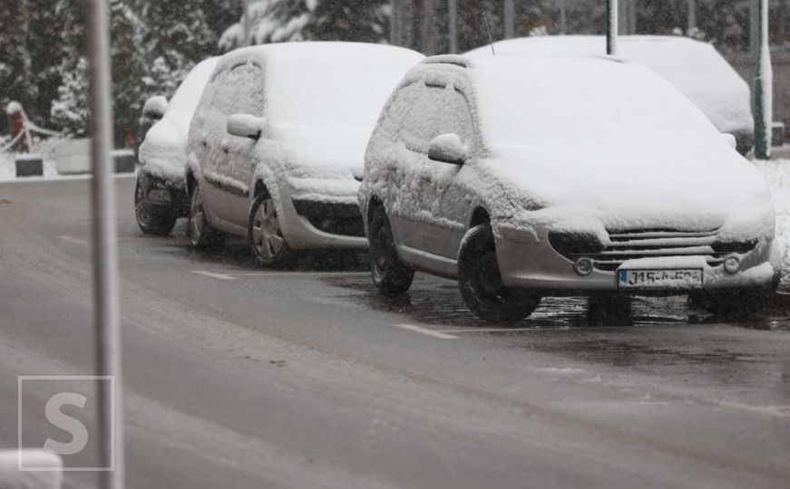Snijeg napravio probleme vozačima širom BiH: Na pojedinim dionicama obustavljen saobraćaj