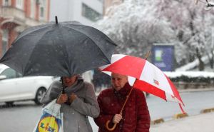 Snijeg prekrio Sarajevo: Građani se vratili u zimske jakne