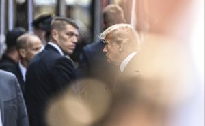 Trump izašao iz zgrade Krivičnog suda u New Yorku i otputovao na Floridu