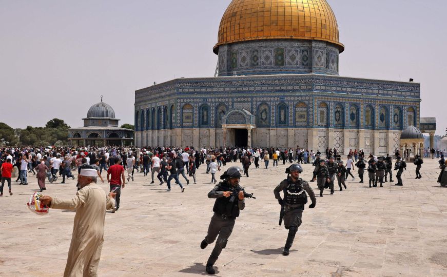 Izraelska policija upala u džamiju al-Aksa i sukobila se s vjernicima