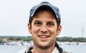 Uhapšeni američki novinar Evan Gershkovich na sastanku sa advokatima