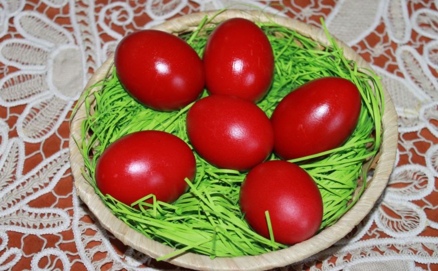 Kako Grci farbaju jaja u jarko crvenu boju: Tehnika koja će vas oduševiti