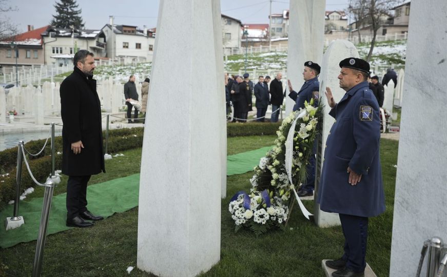 Polaganje cvijeća na mezarju Kovači: 'Sarajevo je grad hrabrih, obrazovanih i dobrih ljudi'