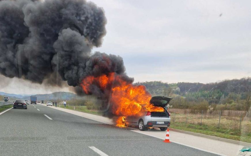 Dramatična scena kod Doboja: Automobil izgorio na autoputu