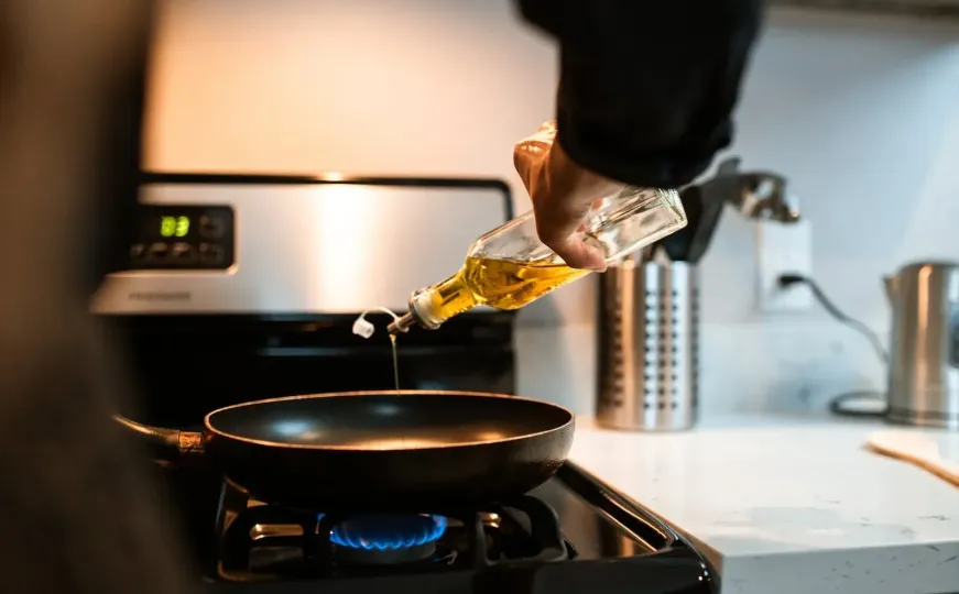 Kuhinjske dileme: Da li je ulje bolje staviti na vrelu ili na hladnu tavu?