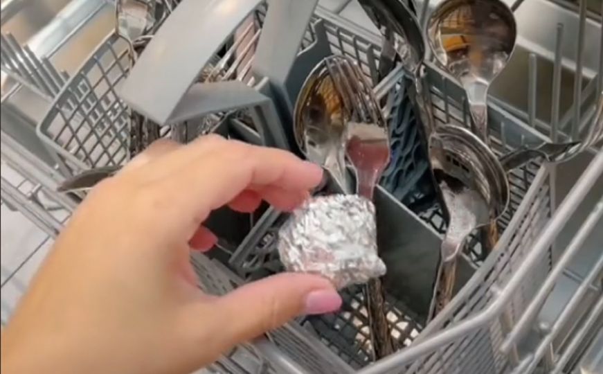 Trik koji je preplavio TikTok: Evo šta se se desi kada u mašinu za suđe stavite aluminijsku foliju
