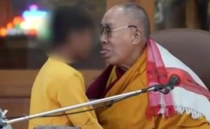 Duhovni vođa i bizaran video: Dalaj Lama poljubio dječaka u usta i tražio da mu 'sisa' jezik