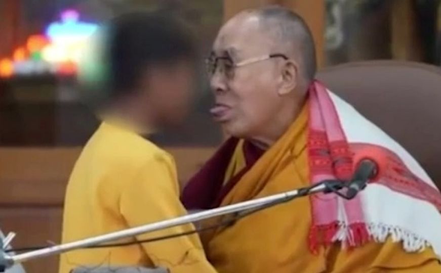 Duhovni vođa i bizaran video: Dalaj Lama poljubio dječaka u usta i tražio da mu 'sisa' jezik