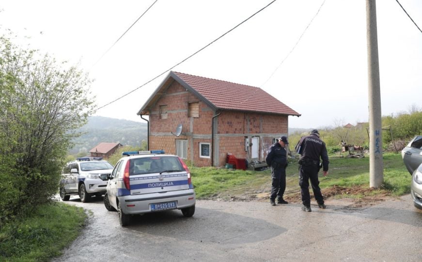 U predgrađu Beograda muškarac upao u kuću, nožem napao porodicu, oteo djevojčicu (16) i ubio je