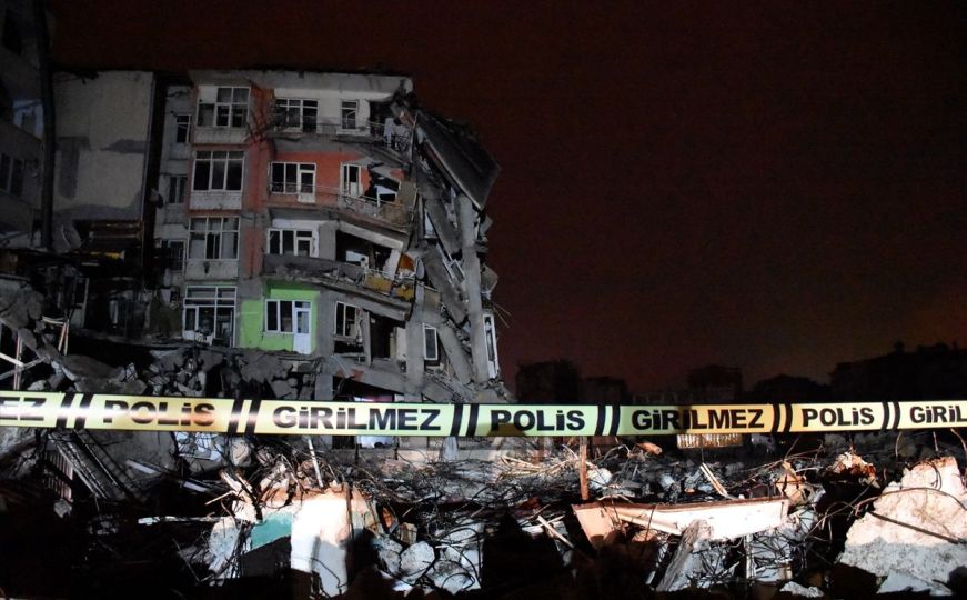 U Turskoj se urušila petospratnica: Ekipe za spašavanje na terenu