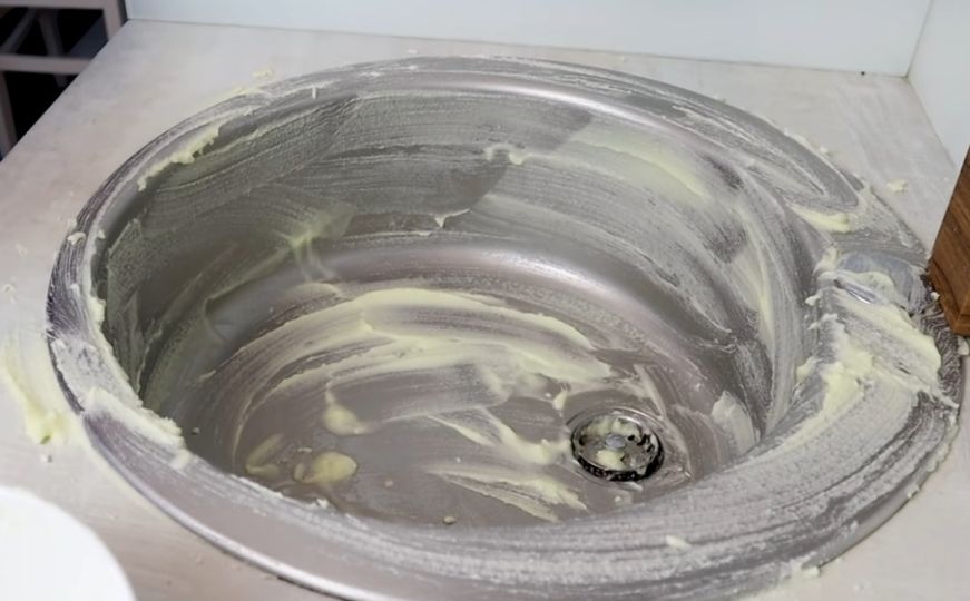 Očistite sudoper na najlakši način: Prirodna smjesa od dva sastojka vraća stari sjaj