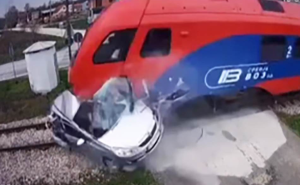 Objavljen šokantan snimak udara voza u automobil, nije se mogao zaustaviti 500 metara