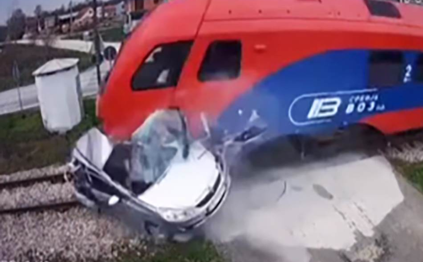 Objavljen šokantan snimak udara voza u automobil, nije se mogao zaustaviti 500 metara