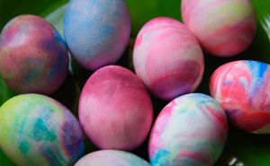 Ovako ćete dobiti predivna mermerna jaja u raznim bojama: Najneobičnija tehnika za farbanje