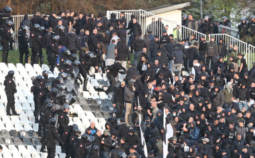 Haos na utakmici Partizana: Sukob navijača i policije, letjele stolice sa tribina