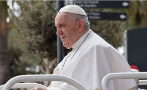 Sveta Stolica ponovo lagala: Da li je Papa Franjo zaista u teškom stanju?
