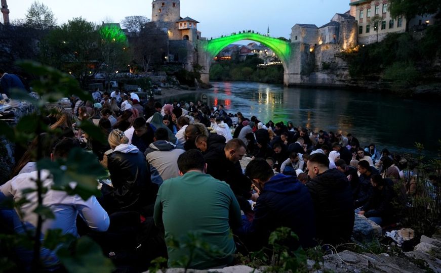 Ramazan u Mostaru: Ispod Starog mosta iftarilo oko 1.300 postača