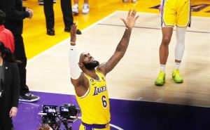 NBA: Poznata dva putnika za doigravanje, Lakersi prošli nakon drame u produžetku