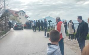Građani se i jutros okupili na protestu u Sarajevu: Stigla i inspekcija iz općine