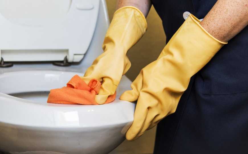 Mikrobiolog dao odgovor na pitanje: Da li treba spustiti dasku na WC šolji prije puštanja vode?