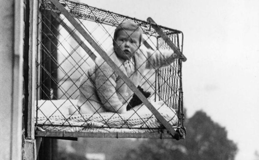 Bizarni trendovi iz prošlosti: Zašto su bebe stavljali u kaveze koji 'vise' na prozorima zgrada?
